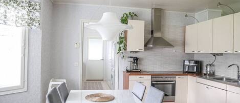 Réfrigérateur, four à micro-ondes, un four, surface de cuisson