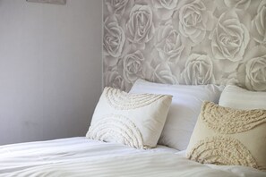 4 bedrooms, desk, WiFi, bed sheets