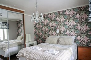 4 bedrooms, desk, WiFi, bed sheets