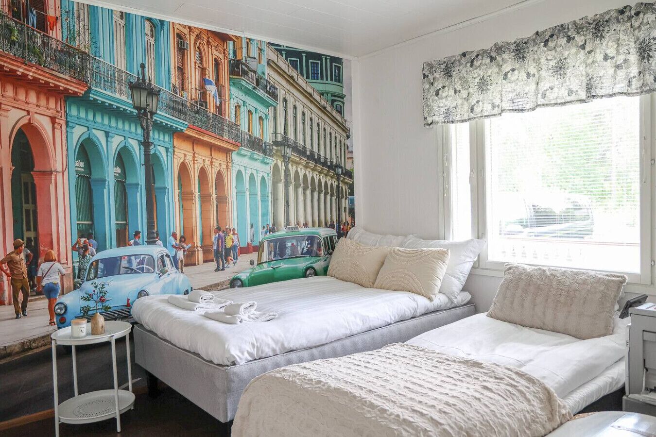 4 bedrooms, desk, WiFi, bed sheets