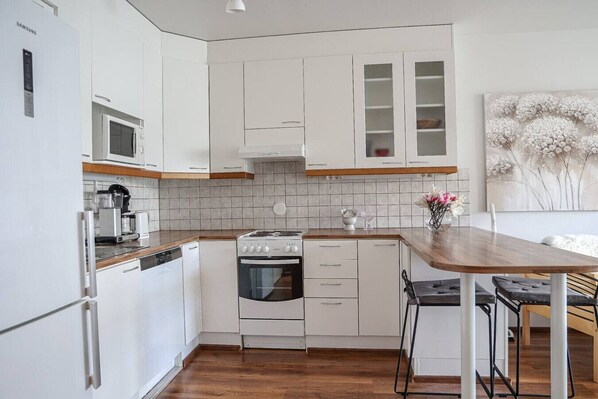 Fridge, microwave, oven, stovetop