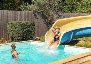 Inomhuspool och utomhuspool