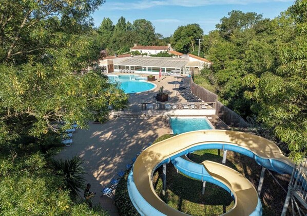 Una piscina techada, una piscina al aire libre