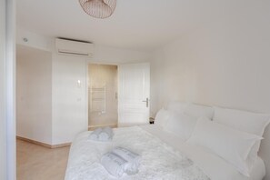 3 camere, una scrivania, ferro/asse da stiro, culla da viaggio