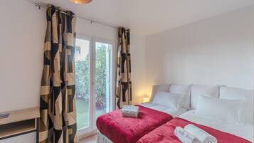 3 bedrooms, desk, iron/ironing board, travel crib