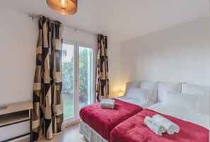 3 bedrooms, desk, iron/ironing board, travel crib