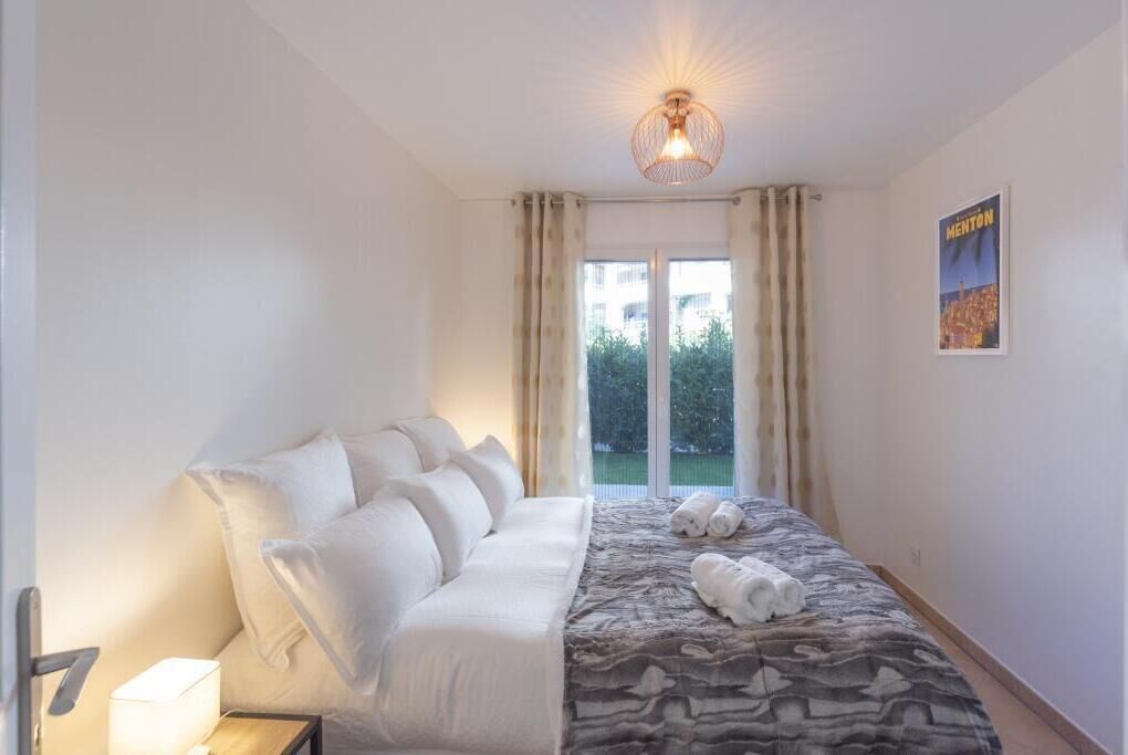 3 bedrooms, desk, iron/ironing board, travel cot