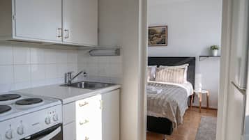 Een koelkast, een microgolfoven, een oven, een kookplaat