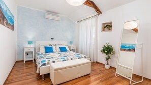 Tabla de planchar con plancha, wifi gratis, ropa de cama