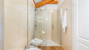Douche, sèche-cheveux, serviettes fournies