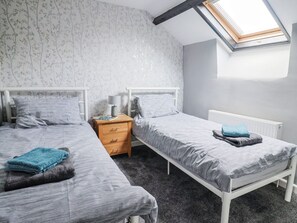 2 quartos, individualmente decorados, individualmente mobiliados