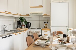 ثلاجة، ميكروويف، فرن، موقد طهي مسطح