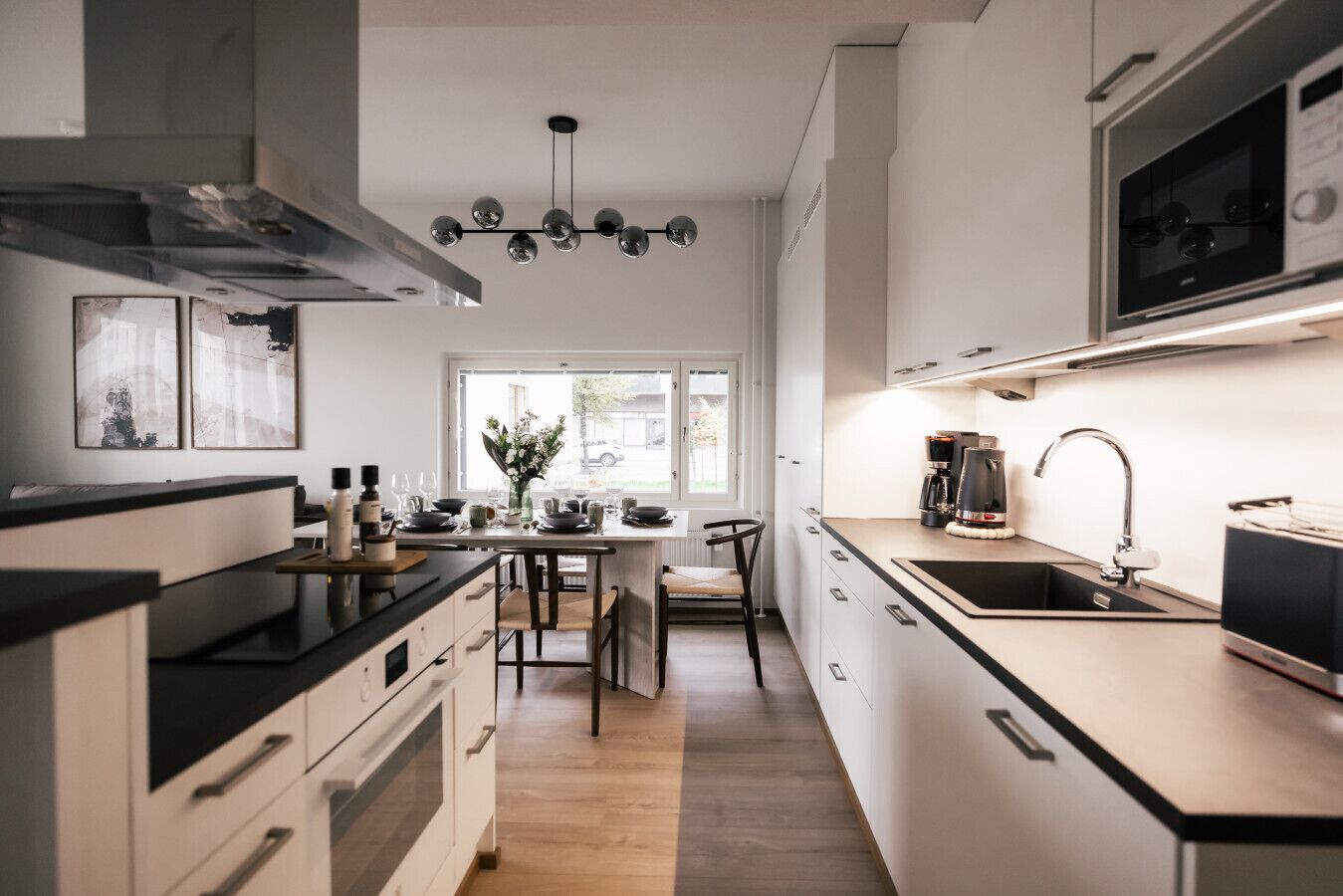 Jääkaappi, mikroaaltouuni, uuni, liesi