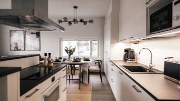 Jääkaappi, mikroaaltouuni, uuni, liesi