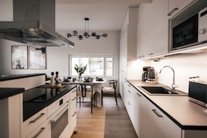 Réfrigérateur, four à micro-ondes, un four, surface de cuisson