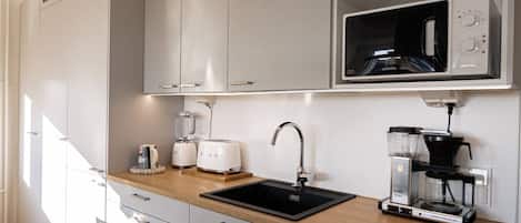 Frigorífico, microondas, horno y placa de cocina