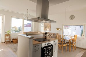 Réfrigérateur, four à micro-ondes, un four, surface de cuisson