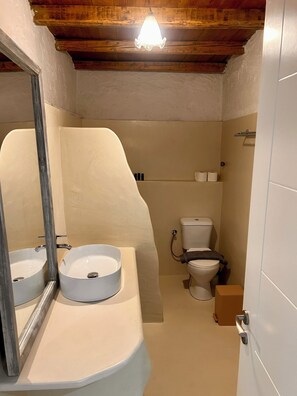 Basic-studiolejlighed | Badeværelse | Bruser, håndklæder, Sæbe, Shampoo