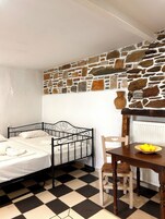 Basic Studio | Free WiFi