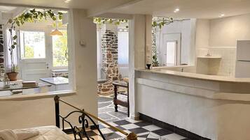 Basic Studio | Free WiFi