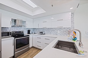 Réfrigérateur, four à micro-ondes, un four, surface de cuisson