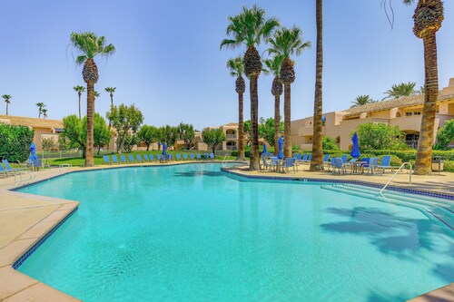 Stroll to Dtwn, Pools & Tennis: Palm Springs Condo