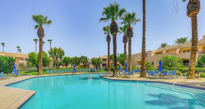 Stroll to Dtwn, Pools & Tennis: Palm Springs Condo