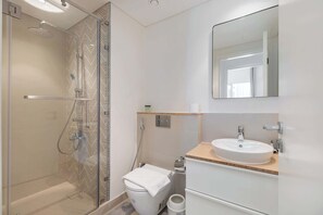 Douche, séchoir à cheveux, serviettes fournies
