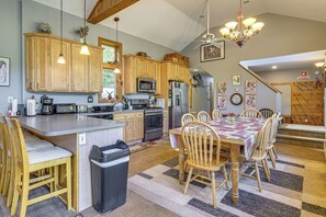 Interior - Riverfront Home w/ Hot Tub Near Killington Resort (Bridgewater Corners)