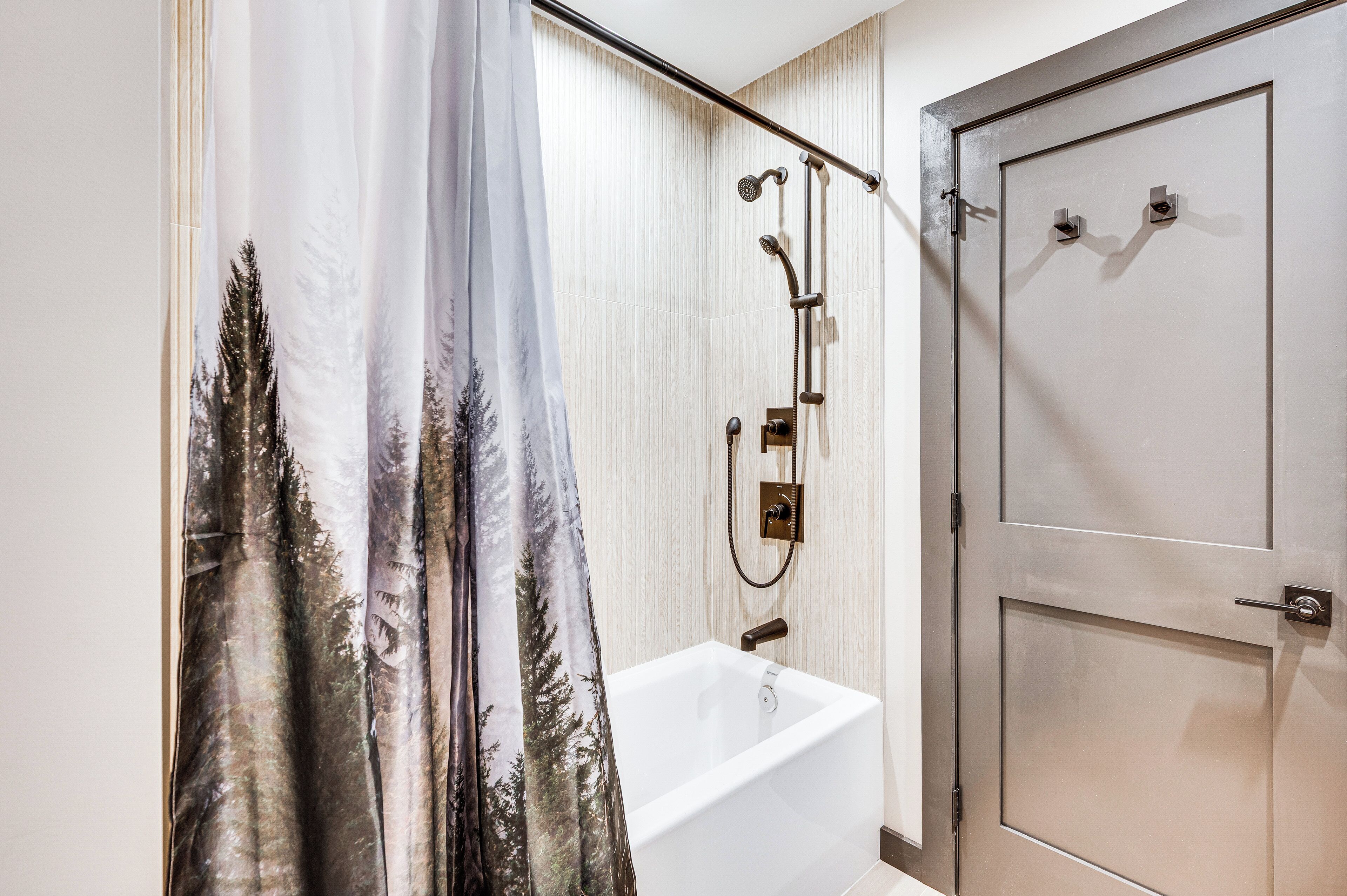 Un baño con bañera, ducha y puerta.