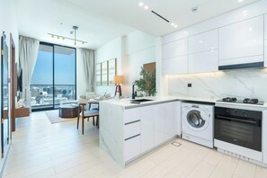 Appartement Prestige, balcon, vue sur la ville | Cuisine privée | Réfrigérateur grande capacité avec congélateur, four à micro-ondes