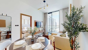 Premium-huoneisto, parveke, kaupunkinäköala | Ruokailu omassa huoneessa