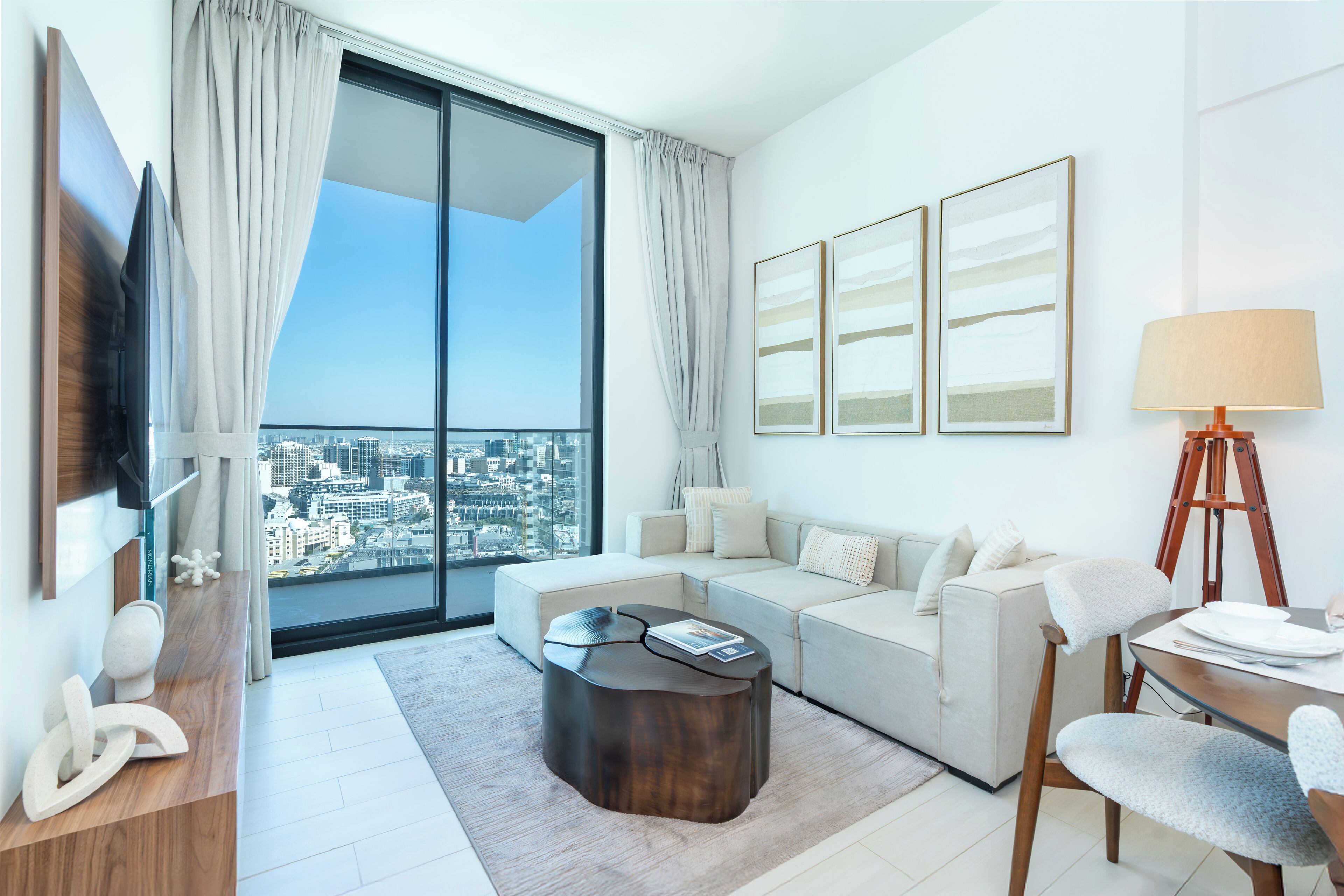 Leilighet – premium, balkong, byutsikt | Oppholdsrom | En 55-tommers smart-TV med digitale kanaler