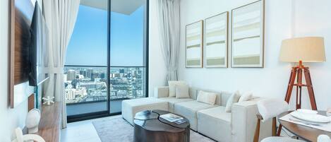 Leilighet – premium, balkong, byutsikt | Oppholdsrom | En 55-tommers smart-TV med digitale kanaler