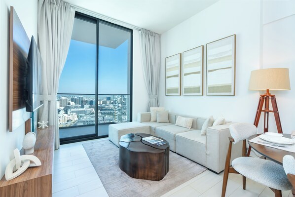 Appartement Prestige, balcon, vue sur la ville | Salle de séjour | Téléviseur connecté de 55 po avec télévision numérique