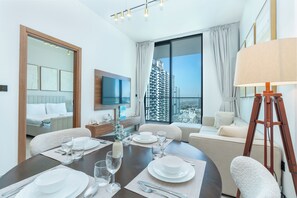 Appartement Prestige, balcon, vue sur la ville | Repas dans la chambre