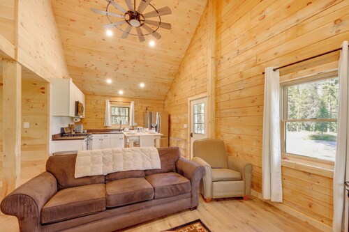 Secluded Mtn-view Cabin 16 Mi to Swan Lake!