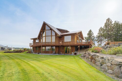 Stunning A-frame Home w/ Views, 10 Mi to Okanogan!