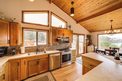 Stunning A-frame Home w/ Views, 10 Mi to Okanogan!