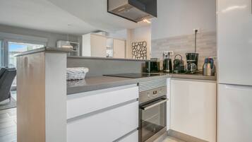 Een koelkast, een oven, een kookplaat, een vaatwasser