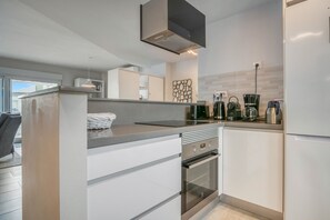 Fridge, oven, stovetop, dishwasher