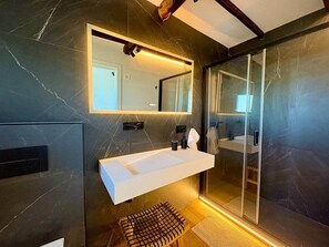 Haartrockner, Bidet, Handtücher, Seife