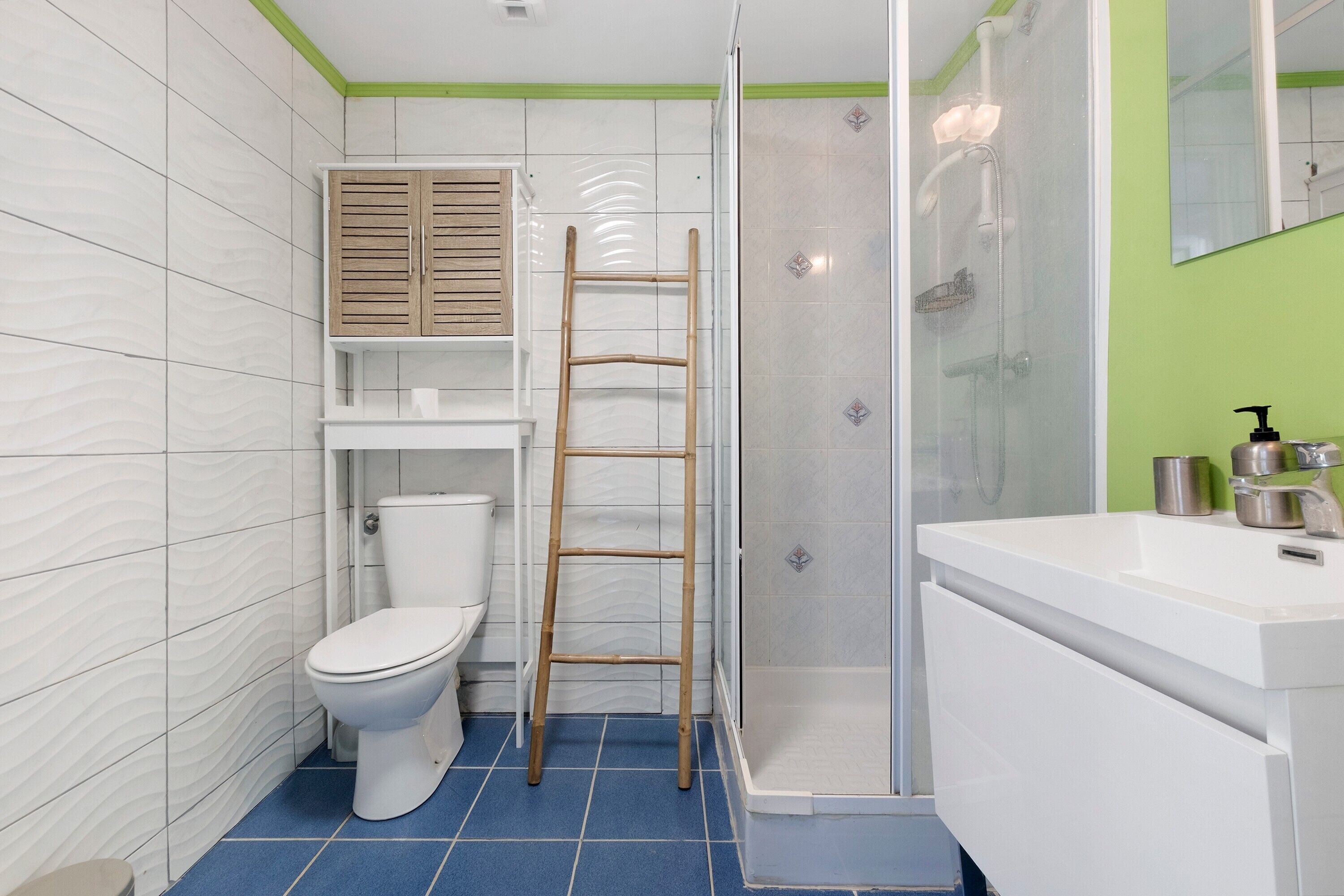 Shower, towels