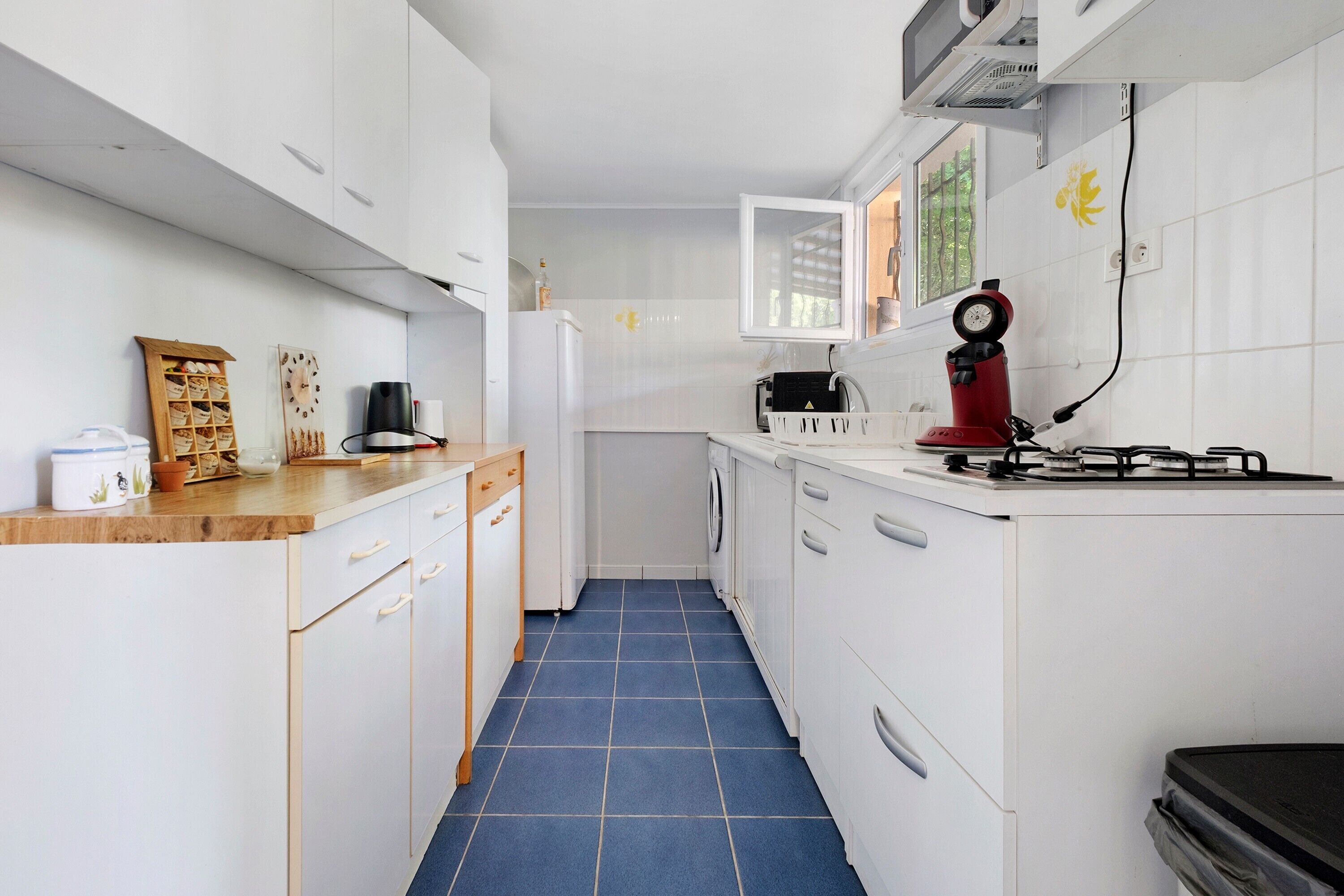 Réfrigérateur, four à micro-ondes, un four, surface de cuisson