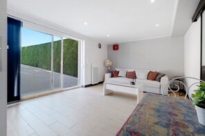 TV - Apartment 'Le Repaire De Belette' with Private Terrace, Shared Garden and Wi-Fi (Coulounieix-Chamiers)