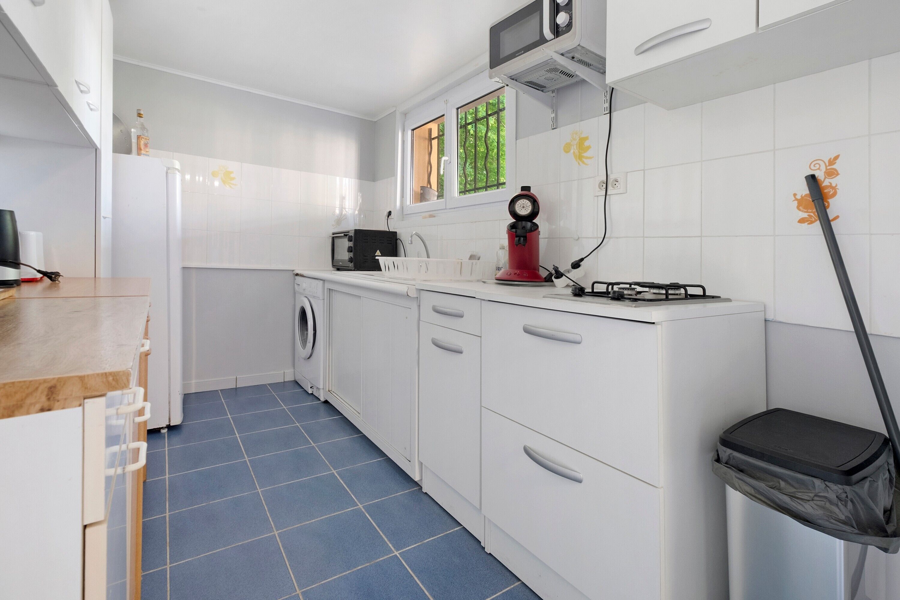 Een koelkast, een microgolfoven, een oven, een kookplaat