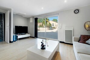 TV - Apartment 'Le Repaire De Belette' with Private Terrace, Shared Garden and Wi-Fi (Coulounieix-Chamiers)