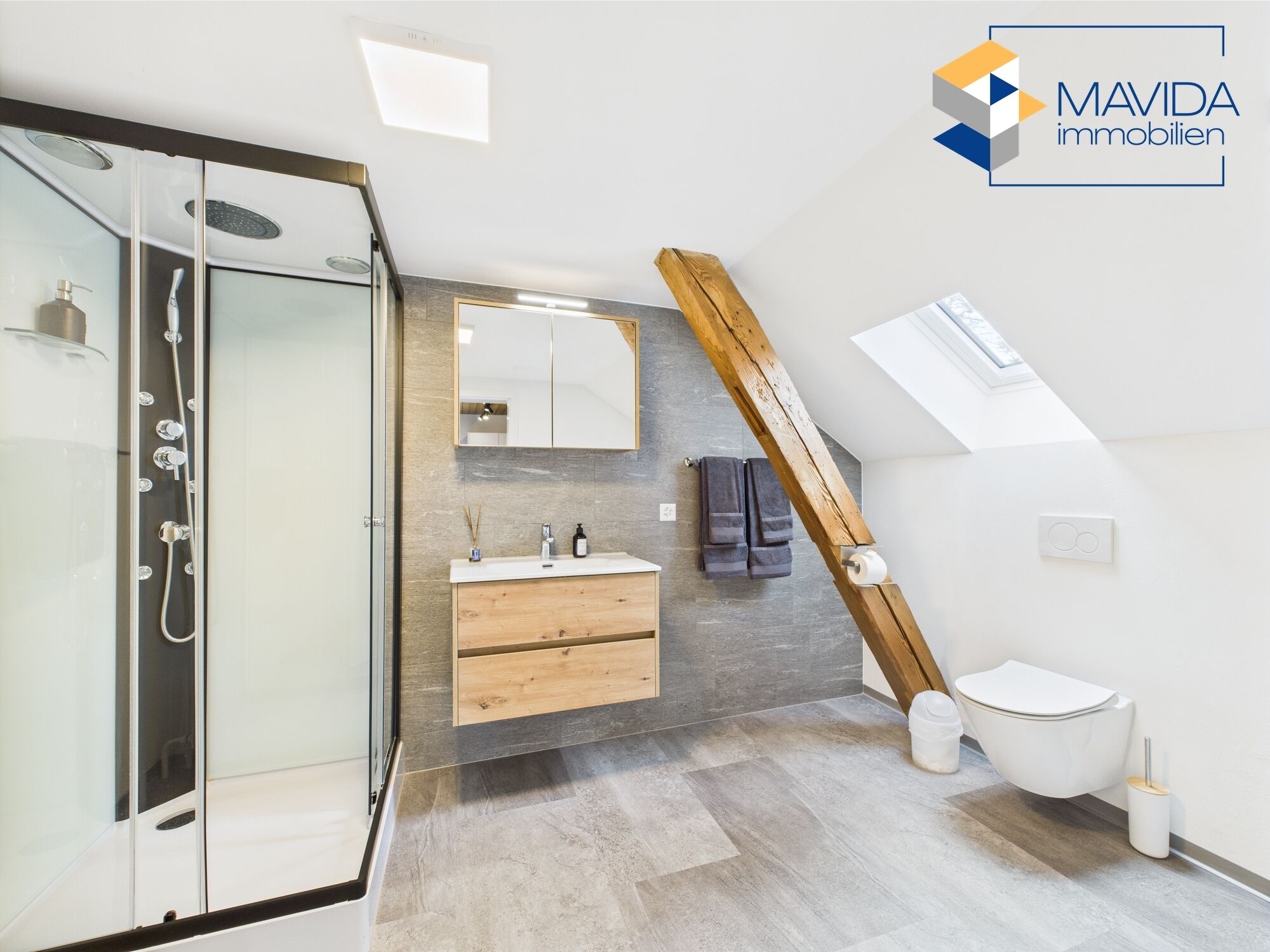 Douche, sèche-cheveux, serviettes fournies, savon