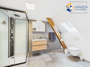 Een douche, een haardroger, handdoeken, zeep