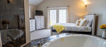 Cheery 2-story Coach House - Beachwalk Resort